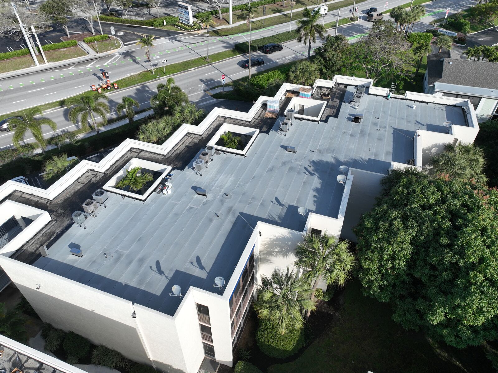 Commercial building flat roof replacement